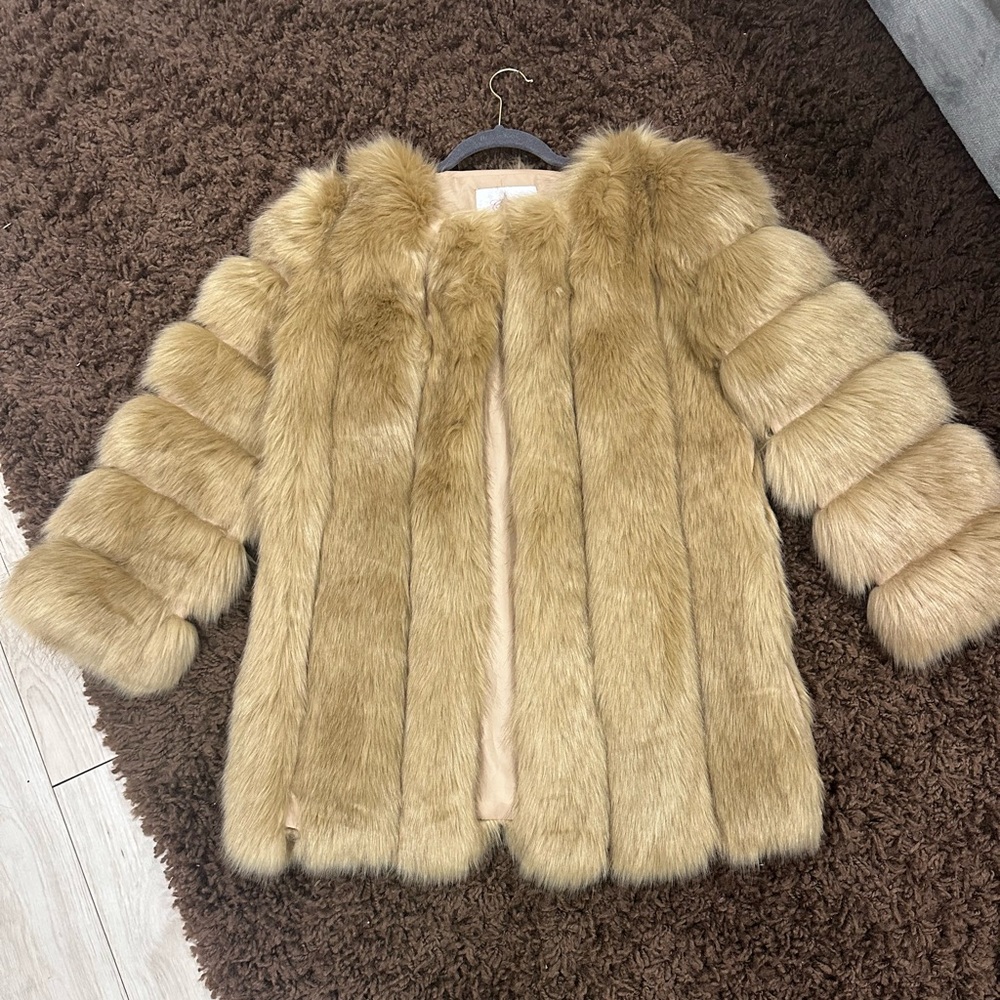 Faux fur jacket size M, gives the illusion of real fur